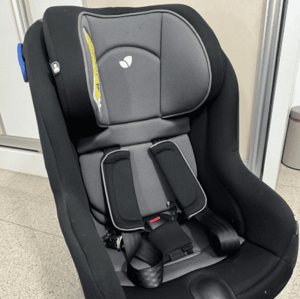 Καθαρισμός παιδικού καθίσματος αυτοκινήτου με βιολογικά προϊόντα ασφαλή για μωρά