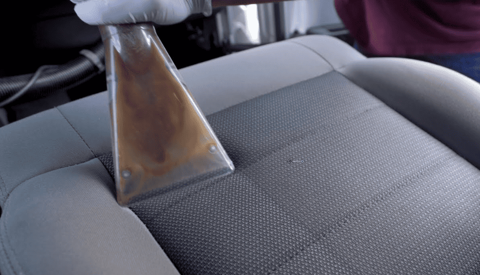 Καθαρισμός ταπετσαρίας αυτοκινήτου με επαγγελματική μηχανή αφαίρεσης λεκέδων